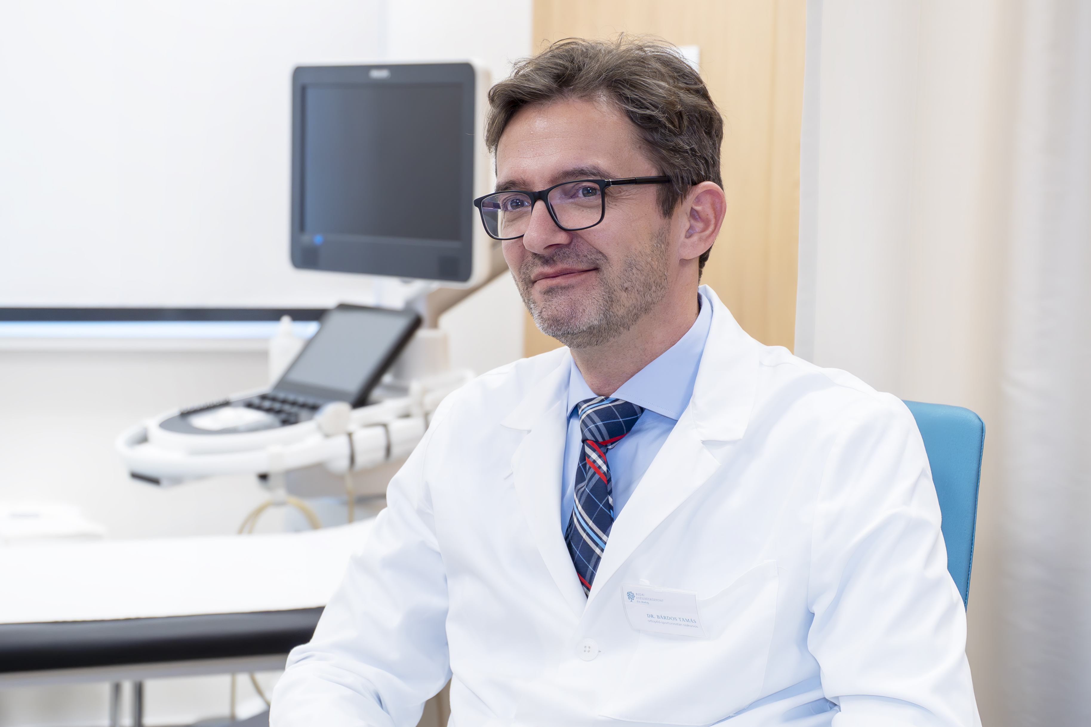 Ágyéktáji fájdalom, kattogó csípő? A csípőütközési szindróma a csípőkopás előszobája – Interjú Dr. Bárdos Tamással