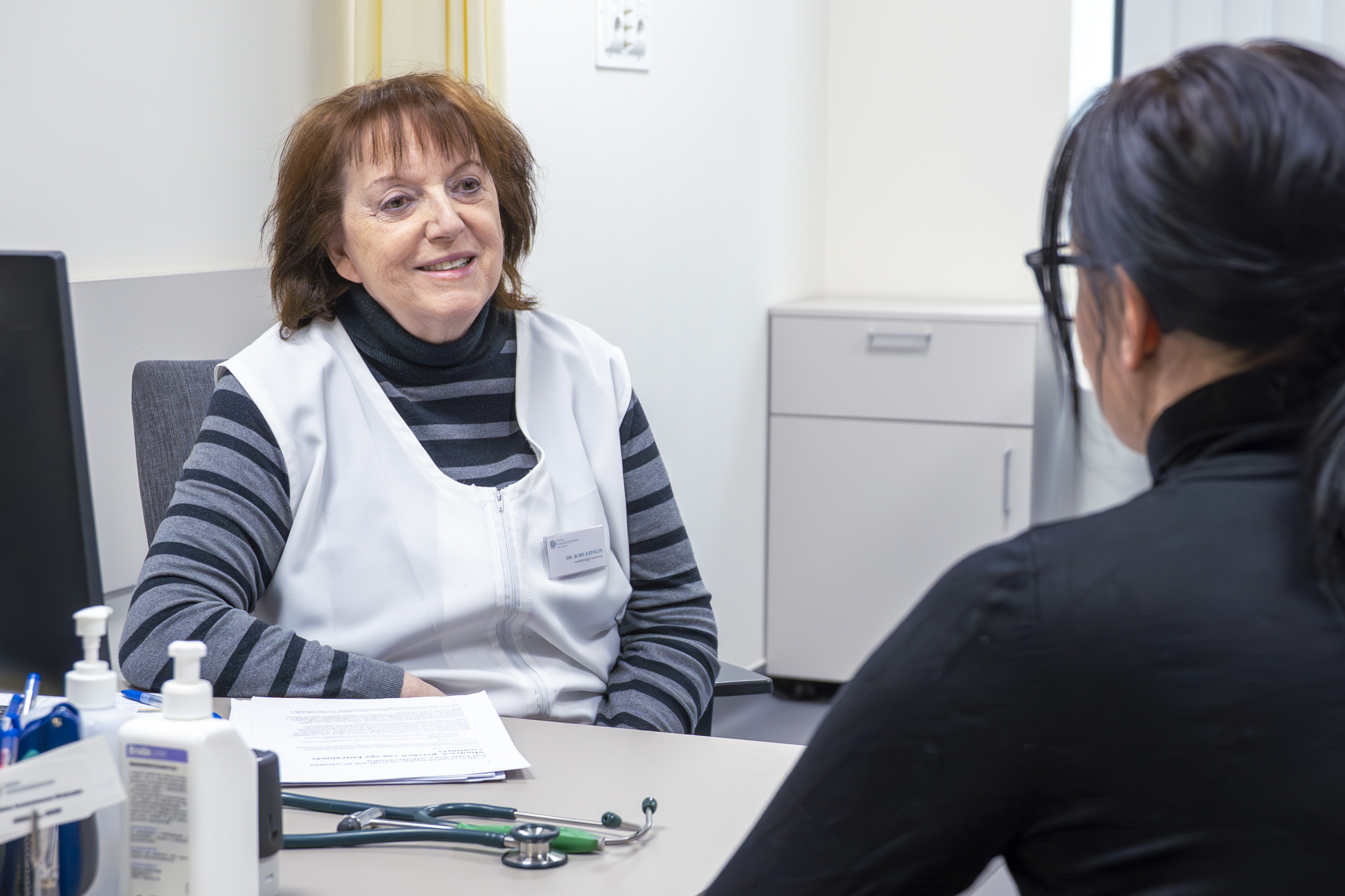 „Napi fél óra torna és séta a minimum a csontok megóvásához” – Interjú Dr. Bors Katalin reumatológus és mozgásszervi rehabilitációs főorvossal
