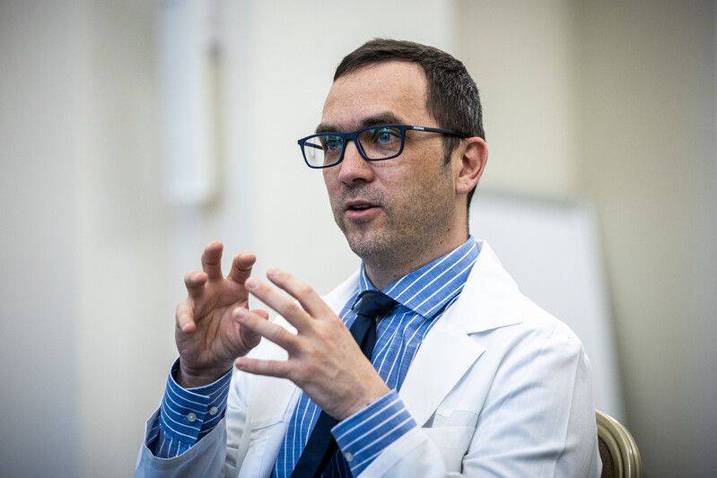Dr. Lazáry Áron PhD gerincsebész főorvos, egyetemi docenssel készített interjút a Telex