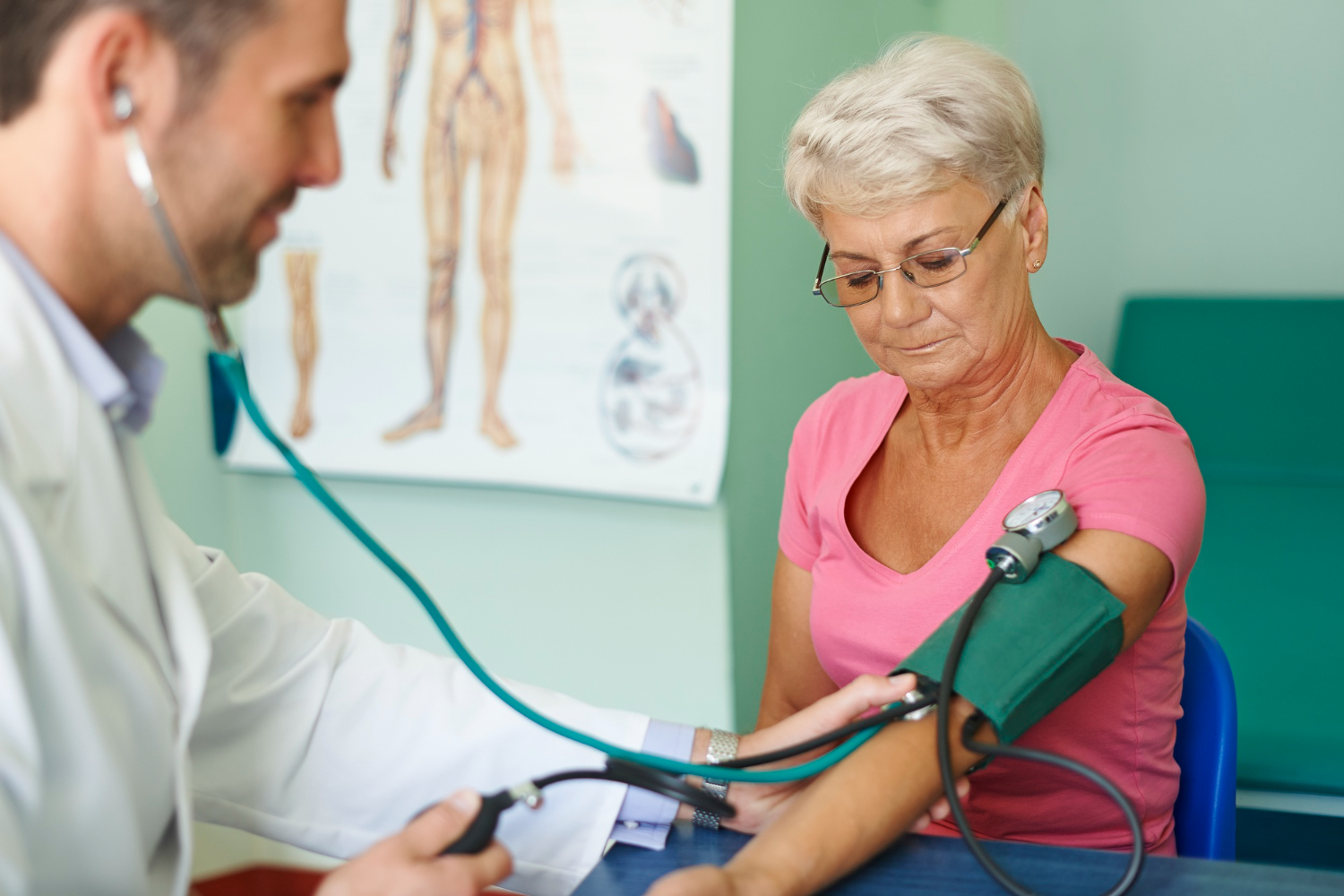 Vérnyomásmérés idős pácienssel