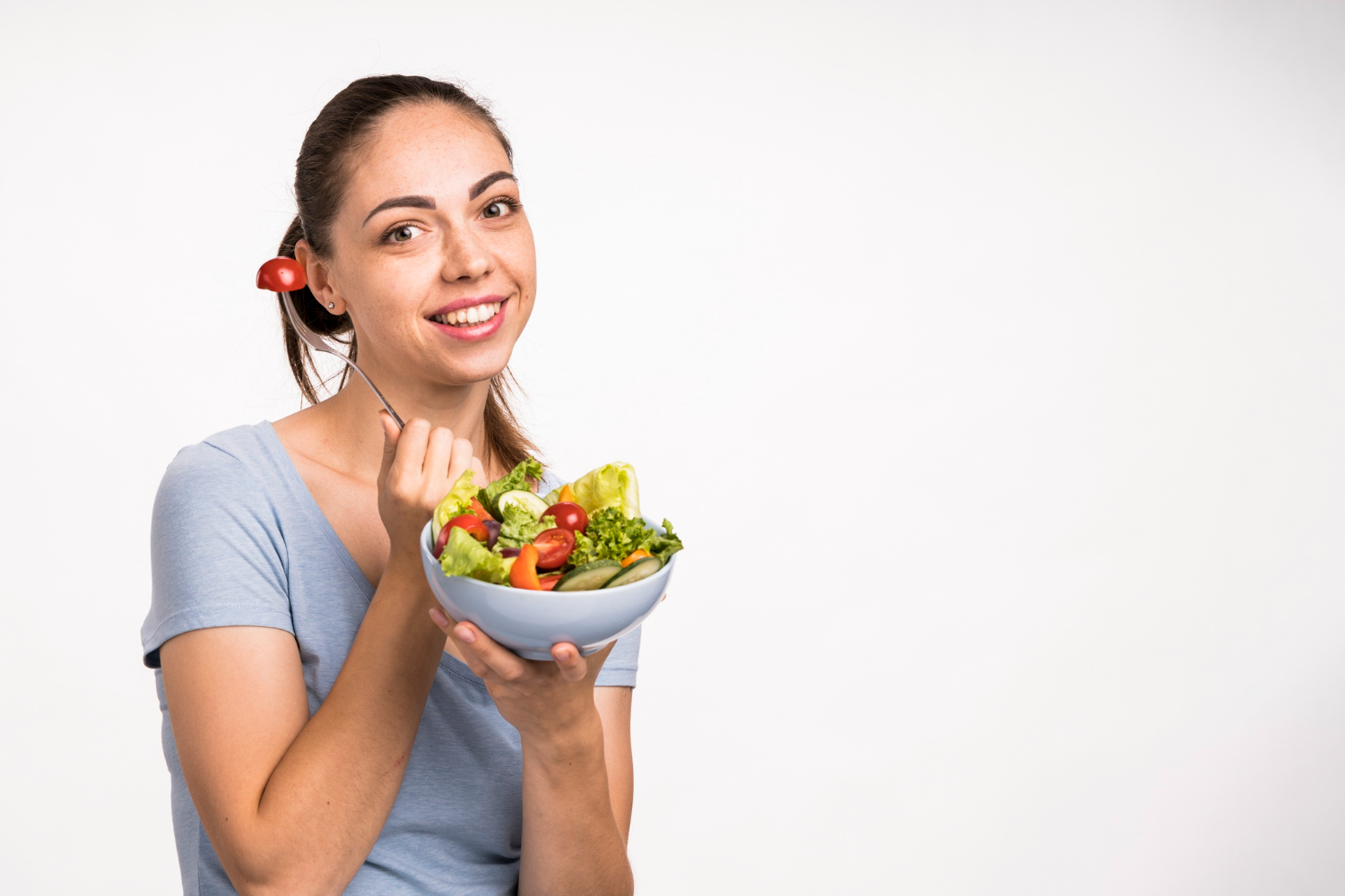 Salátát evő nő - Budai Egészségközpont