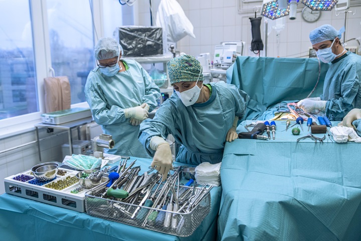 Műtős szakasszisztens műtéti eszközöket válogat