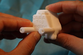A célzósablon és a sípcsont 1:1 modellje a 3D-nyomtatóból sterilizálás után kerül a műtőasztalra.