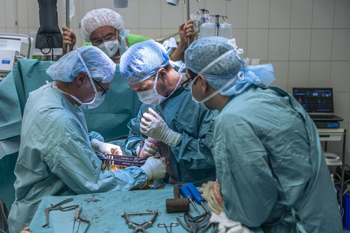 Nóra és  Dr. Tunyogi Csapó Miklós a műtét előtt.