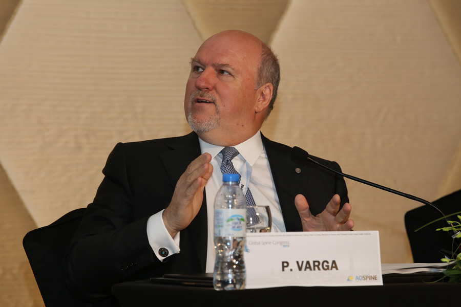 Dr. Varga Péter Pál a nemzetközi gerincgyógyászati konferencián