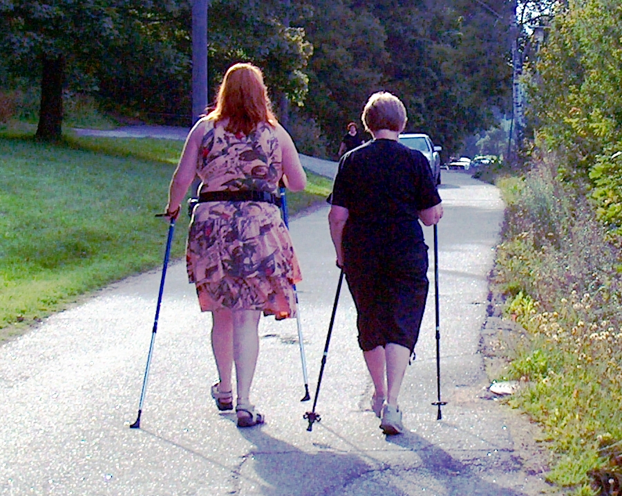 Nordic walking, kifejezetten ajánlott mozgás csontritkulás esetén.