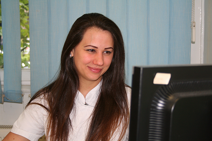Komlósi-Puskás Roxána az Országos Gerincgyógyászati Központ szakápolója adminisztráció közben.