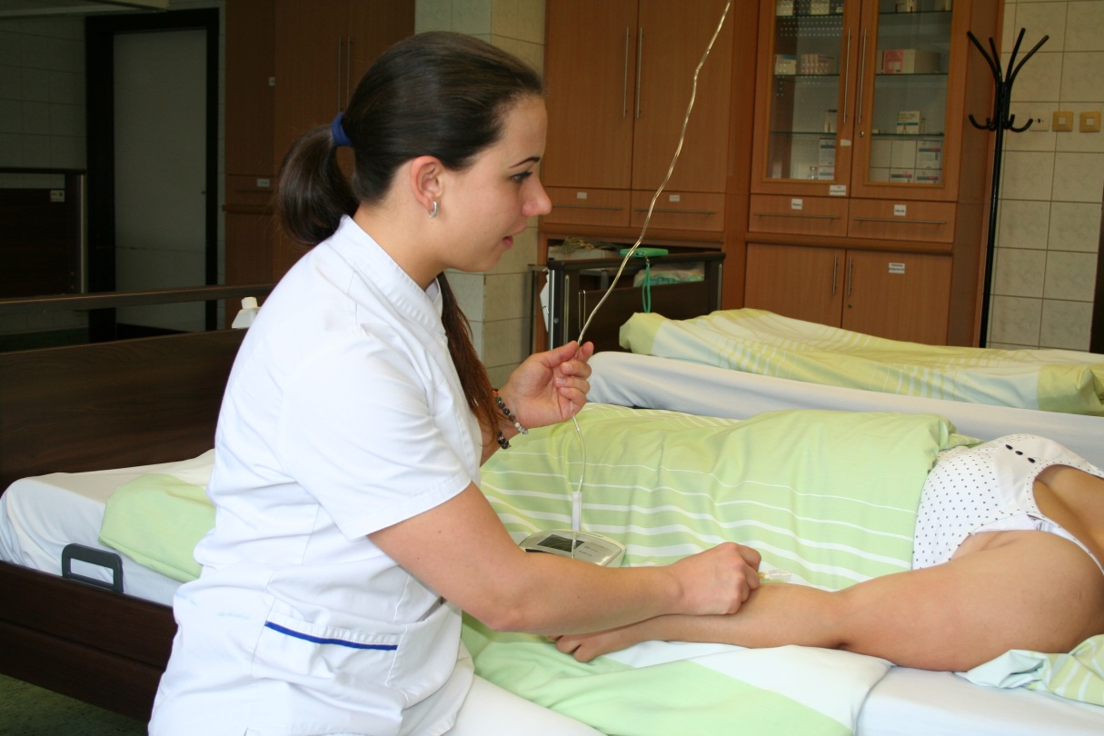 Komlósi-Puskás Roxána az Országos Gerincgyógyászati Központ szakápolója betegellátás közben. 