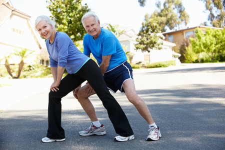 Idős emberek mozgás közben