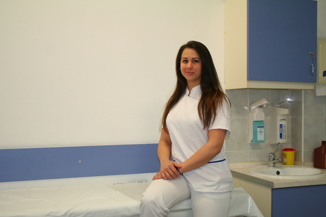 Komlósi-Puskás Roxána az Országos Gerincgyógyászati Központ szakápolója betegellátás közben. 